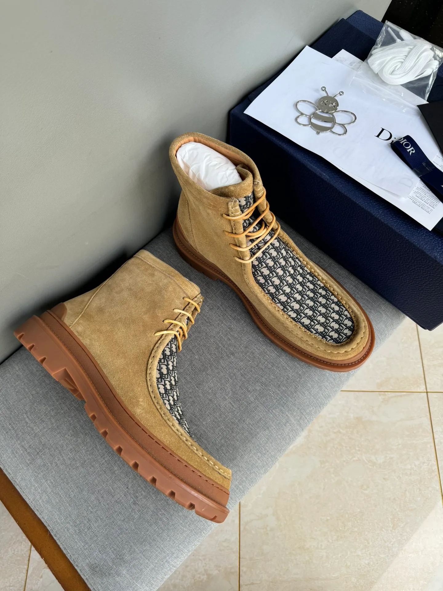 [DIOR] Top P: 1000💰 Number of yards: 39~44 (38.45 custom-made, non-refundable) Dior Dior~ Winter series, original 1:1 development Casual men's leather shoes Heavy investment, shoes and boots are made of imported cowhide + imported Dior special fabric Not easy to deform black cowhide lining Dior large hardware inlay Original TPU vacuum outsole, black cowhide Black open edge beads Military green suede Black suede Khaki suede leather is crafted by a large factory, and the perfect product is only prepared for you who know your taste! Any comparisons are welcome.
